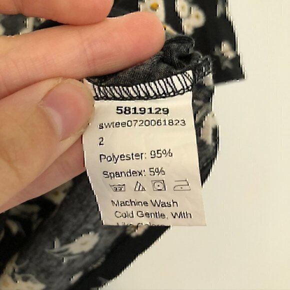 SHEIN Quite Ditsy Floral Print Surplice Neck Crop Top Tee Black White Daisy 12 - Picture 8 of 12